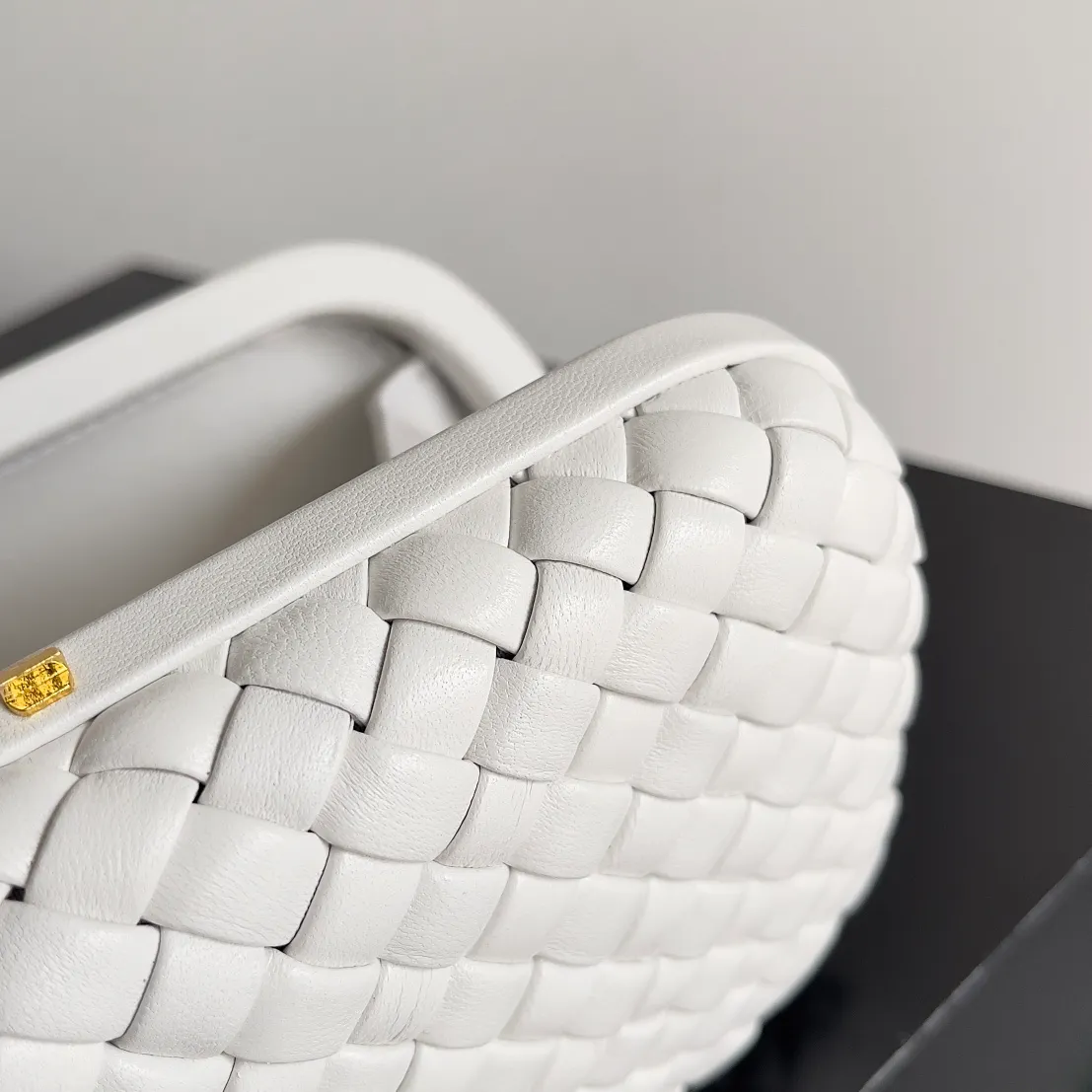 Batch 1860 BV Knot | The classic return of the evening bag. Original leather ➕ Stainless steel hardware ➕ 24k real gold plating ➕ Fully handmade. Those who know the history of our brand should have heard that the knot is a story of Bottega Veneta, and it is also one of the more important design elements. Matthieu Blazy's work this season sublimates Knot's classics, with a new knot design and a woven shoulder strap, plus Fouland Intreccio's weaving technology, adding some fashion to the retro and nostalgic feel of the past. Style number: 717622 Size: 20.5*6*12.5